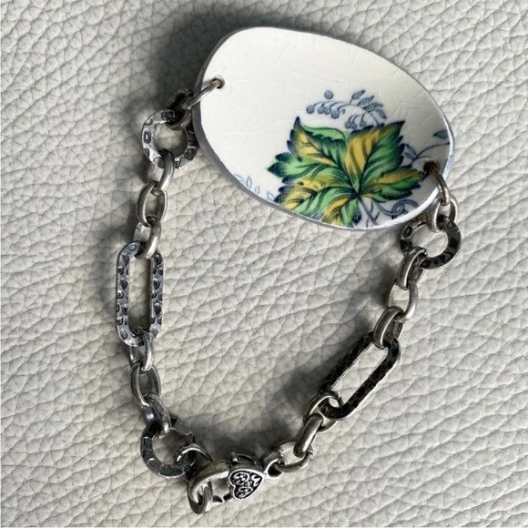 Handmade Repurposed
China Bracelet with silver chain - Picture 3 of 3